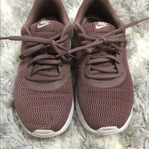 Nike Shoes - Women’s Nike tennis shoes Nike Shoes - Women’s Nike tennis shoes